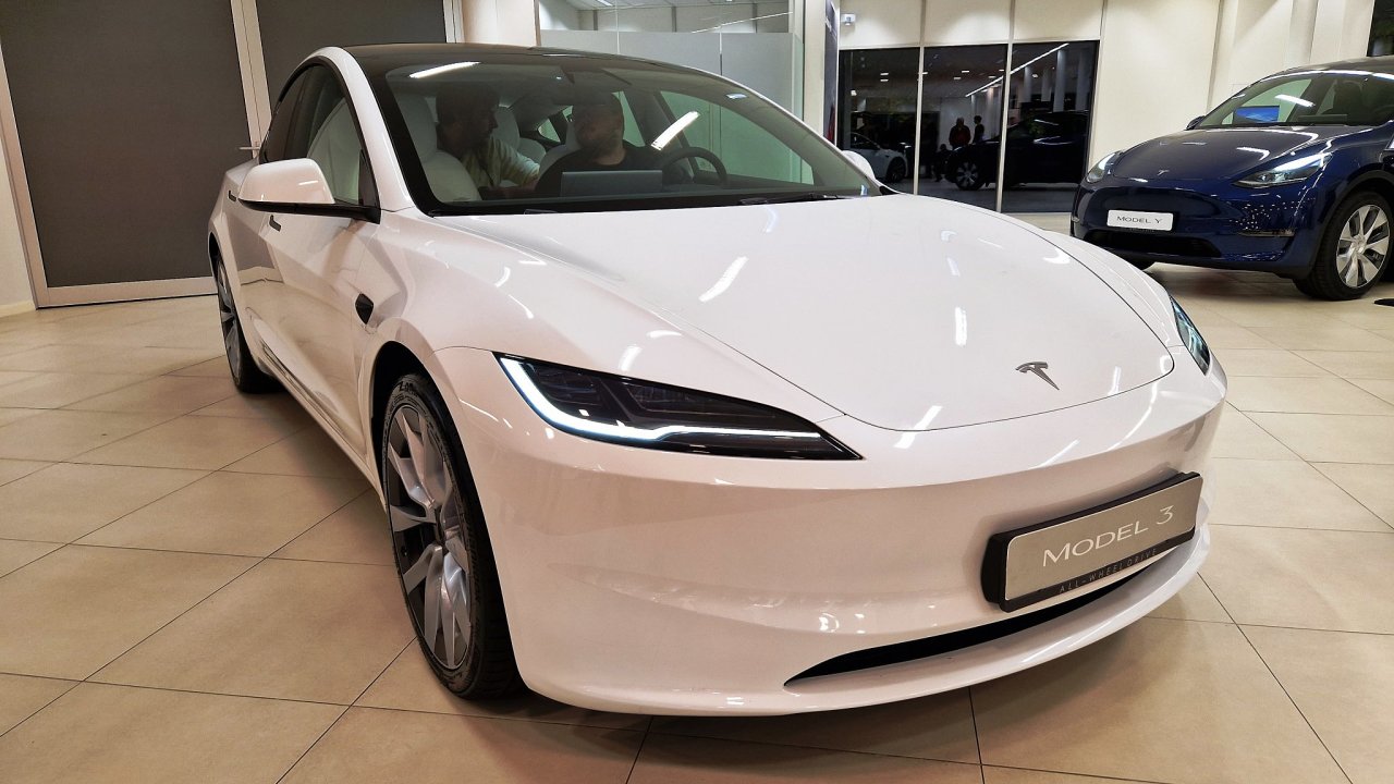 Tesla pivezla do eska Model 3 s novm designem exteriru i interiru.