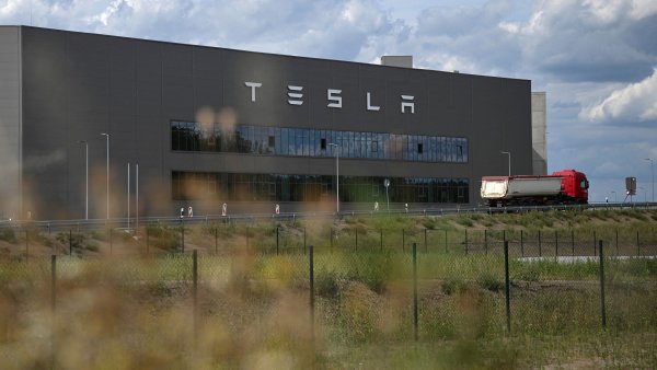 Tesla v Německu zastavila kvůli hořícímu sloupu elektrického vedení výrobu. Továrna se evakuuje