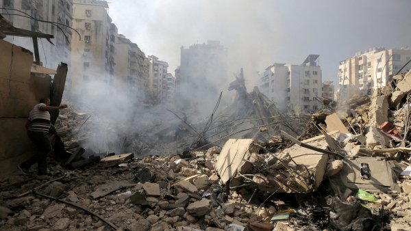 Situace v Libanonu se vyhrocuje, Izrael dál bombarduje Hizballáh. USA vyzývá své občany, ať zemi opustí