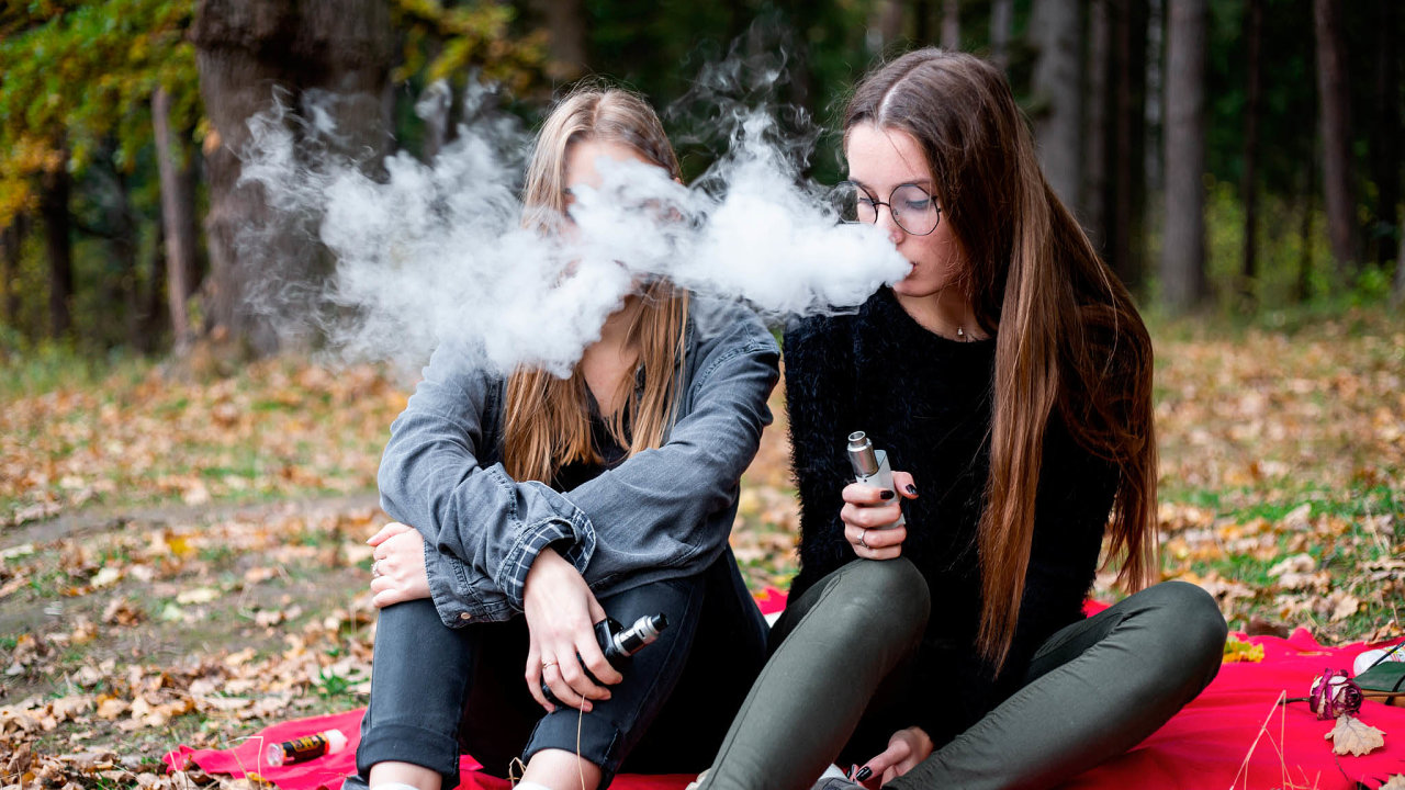 U teenager se objevily nov trendy, ato zejmna uvn elektronickch cigaret azahvanho tabku