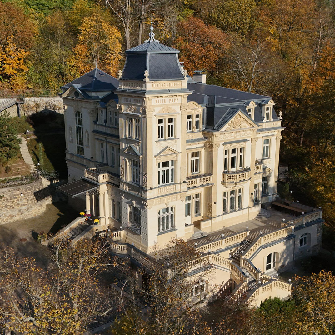 Po nkolikalet rekonstrukci vstupuje Villa Pupp do dal ry s novm nzvem po pvodnch majitelch Juliusi Gabrieli Puppovi a jeho en Emm.