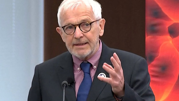 Francis Halzen v sou�asnosti p�sob� na univerzit� v Madisonu v americk�m...