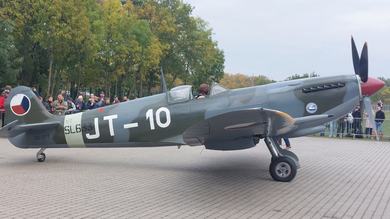 Spitfire p�ed odletem z To�n�
