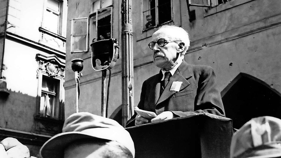 Ministr Zdenk Nejedl na snmku z roku 1945
