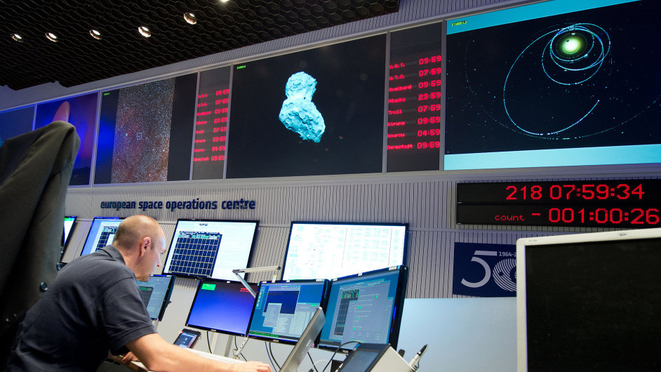 Experti v nmeckm kontrolnm stedisku ESA sleduj na obrazovkch cestu sondy Rosetta.