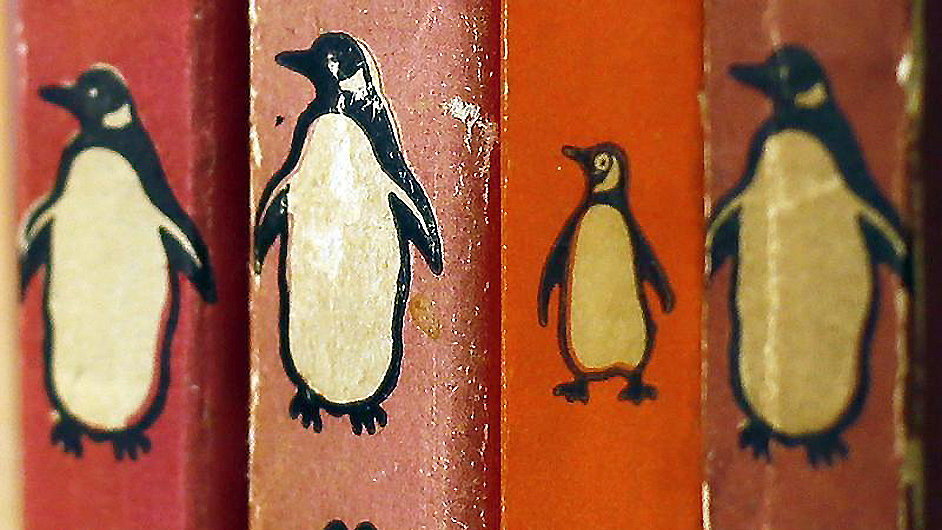 Klasick edice knih znaky Penguin v londnskm antikvaritu