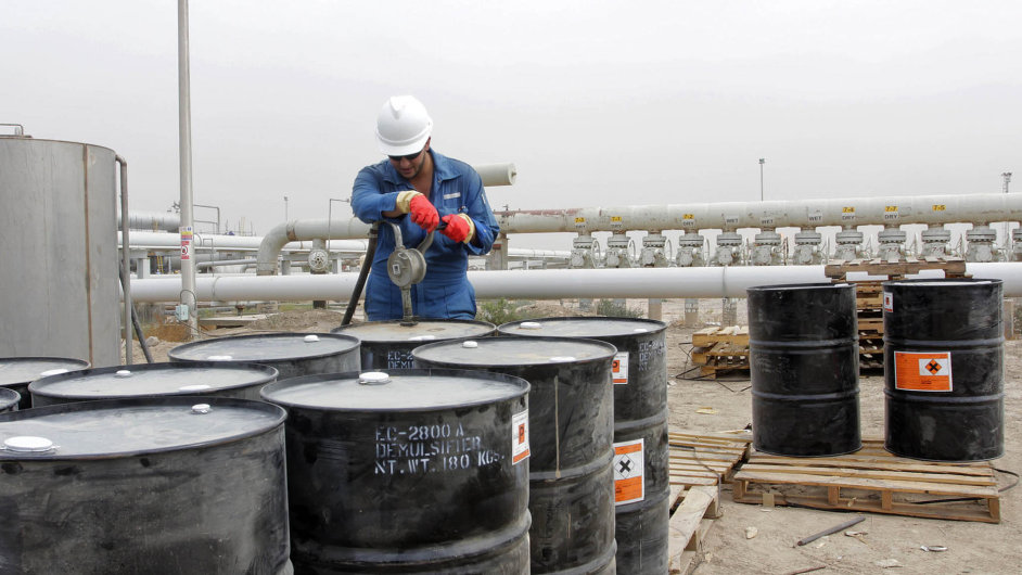 Irk se v OPEC stal druhm producentem se 3,2 milionu barel denn. Na snmku ropn pole na jihu zem nedaleko Basry.
