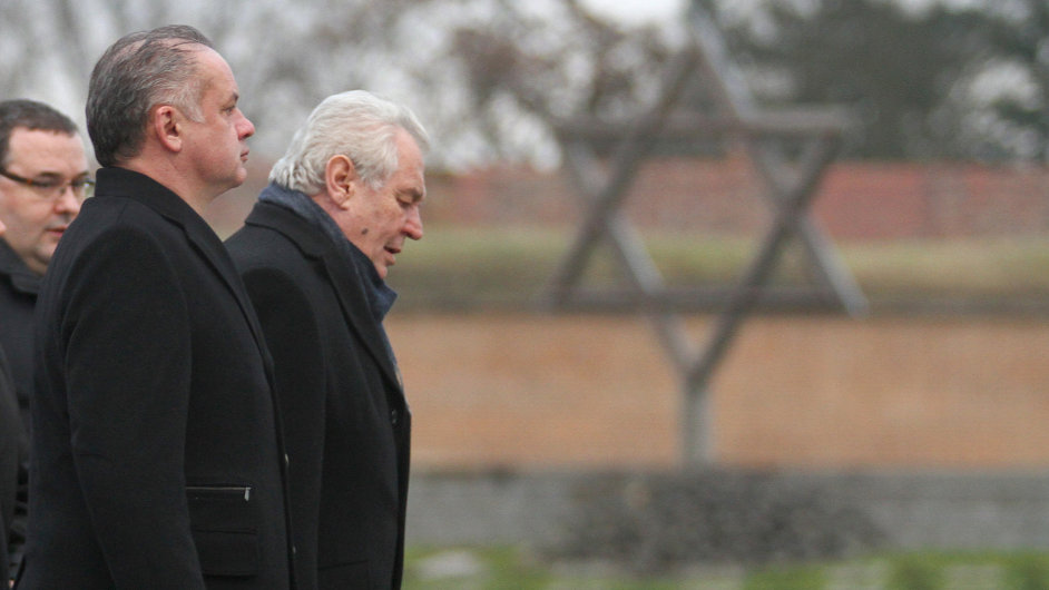 Prezident Milo Zeman spolu se slovenskm prezidentem Andrejem Kiskou uctil pamtku obt holokaustu poloenm vnc na nrodnm hbitov v Terezn.