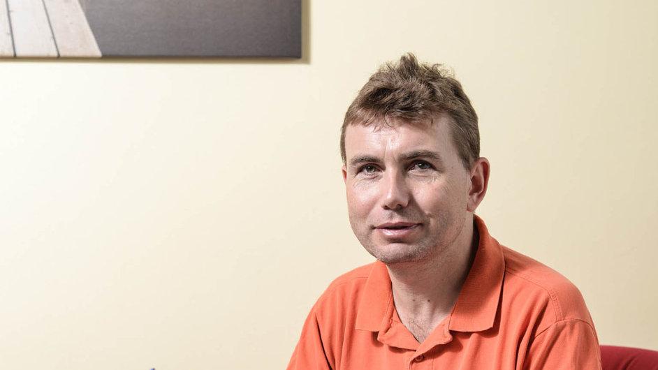 Jan Kulhnek (42) vystudoval psychologii naFilozofick fakult Univerzity Karlovy vPraze.
