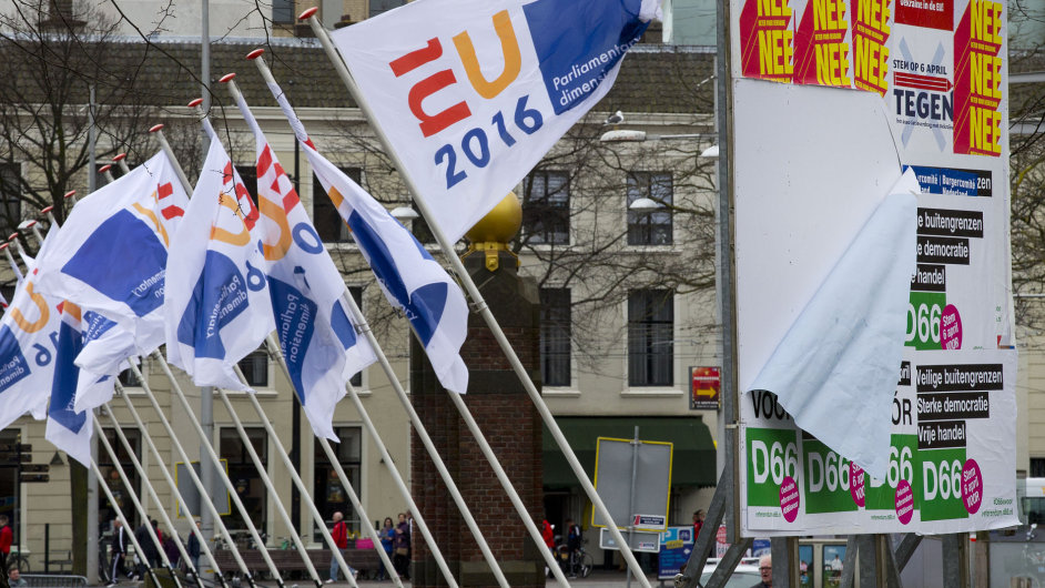 Nizozemci v referendu odmtli dohodu o pidruen Ukrajiny k EU.