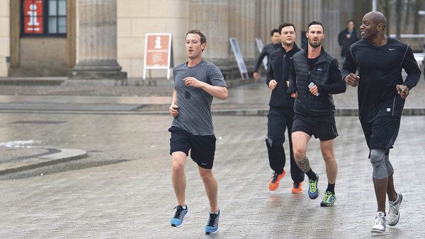 Jak v&aacute;m b�h&aacute; Facebook? Zakladatel Facebooku Mark Zuckerberg b�h&aacute; s bodyguardy, proto je v�dy prvn&iacute;. Vy m��ete b�hat i bez nich.
