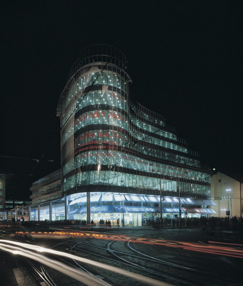 Budovu Zlatý Anděl navrhl Jean Nouvel a Sipral (mimo jiného) vymyslel, jak na ni