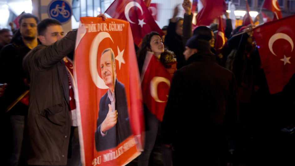 Demonstranti s plakty tureckho prezidenta Erdogana ped tureckm konzultem v Rotterdamu.