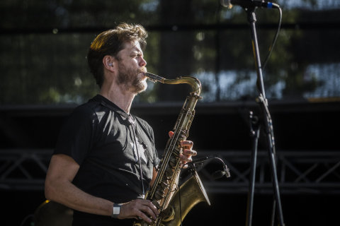 Snímek z pátečního vystoupení Donny McCaslin Group na Agrofert Fresh Stagi festivalu Colours of Ostrava.