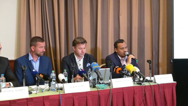 Lukáš Váňa, Marek Pavlas a George Kisugite na tiskové konferenci k zákazu billboardů u dálnic Lukáš Váňa, Marek Pavlas a George Kisugite na tiskové konferenci k zákazu billboardů u dálnic