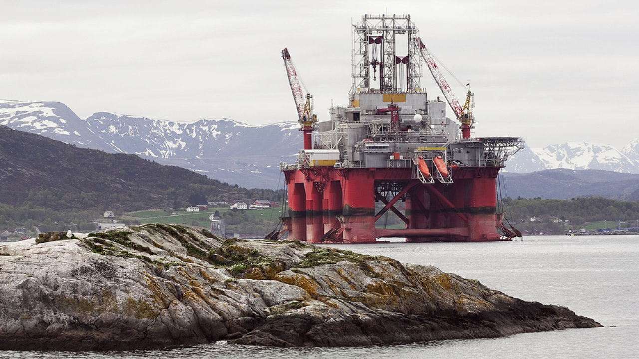Ropn ploina v jednom z norskch fjord - zdroj financ sttnho norskho ropnho fondu.