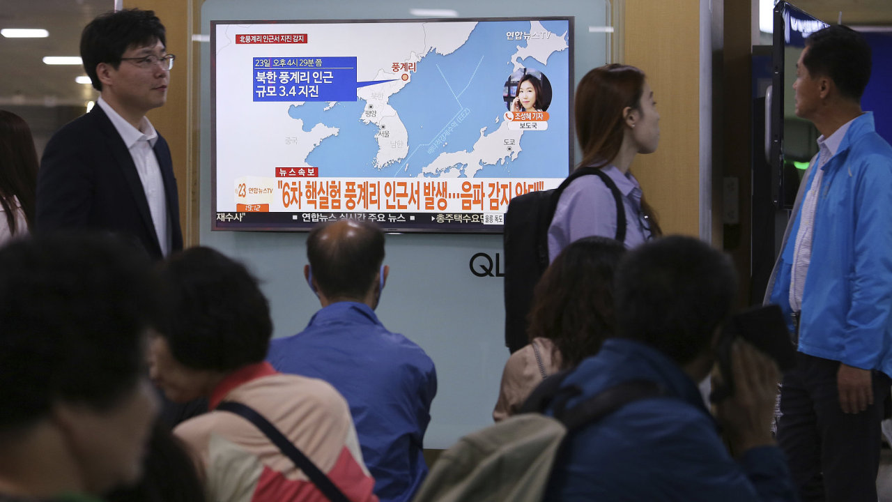Lid v Jin Koreji sleduj zpravodajstv o zemtesen v KLDR.