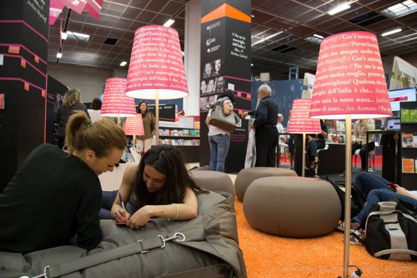 Na sn&iacute;mku ze star&scaron;&iacute;ho ro�n&iacute;ku Frankfurtsk&eacute;ho kni�n&iacute;ho veletrhu je italsk&yacute; st&aacute;nek.