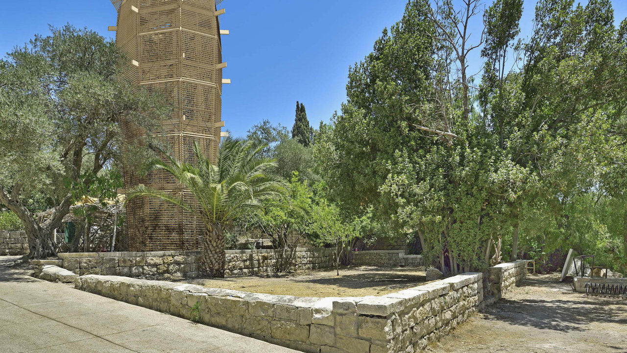 Jeruzalmsk rozhledna architekta Martina Rajnie vytvo krsn kontrast kamennho msta adevn stavby.