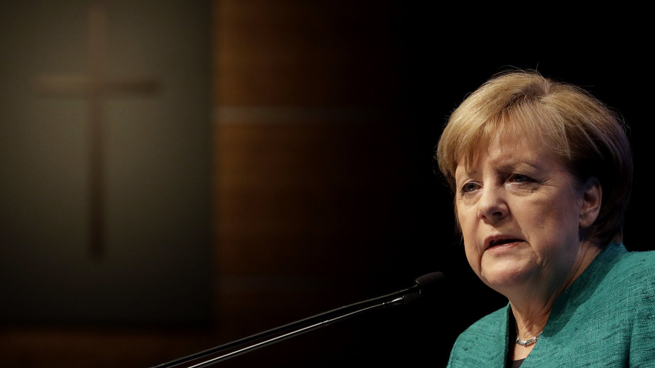 Nmeck kanclka Angela Merkelov hovoila rok po berlnskm toku s pozstalmi obt.