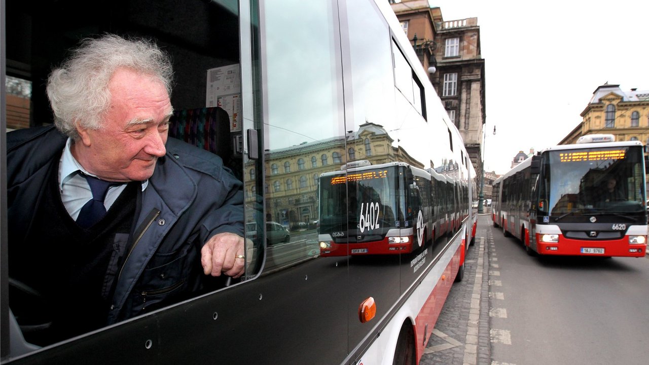 Řidič autobusu pražské MHD, ilustrační foto