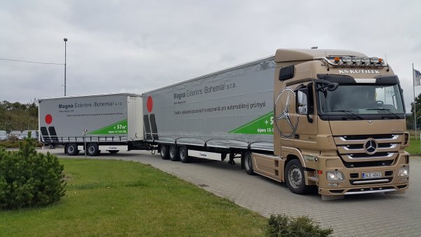 Magna Exteriors využívá gigalinery k pravidelnému dodávání dílů do logistického centra v Kosmonosech.