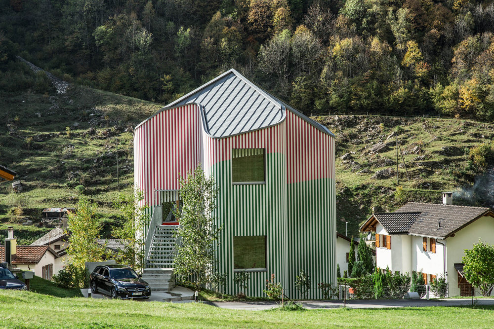 Přesvědčit místní, že jde o unikátní stavbu, prý nebylo jednoduché. I proto nechává architekt dveře domu otevřené pro všechny, kdo přicházejí se zvědavostí a zájmem.