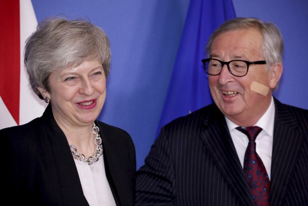 Britská premiérka Theresa Mayová se sešla k jednáním o odchodu své zem z EU s šéfem Evropské komise Jeanem-Claudem Junckerem.