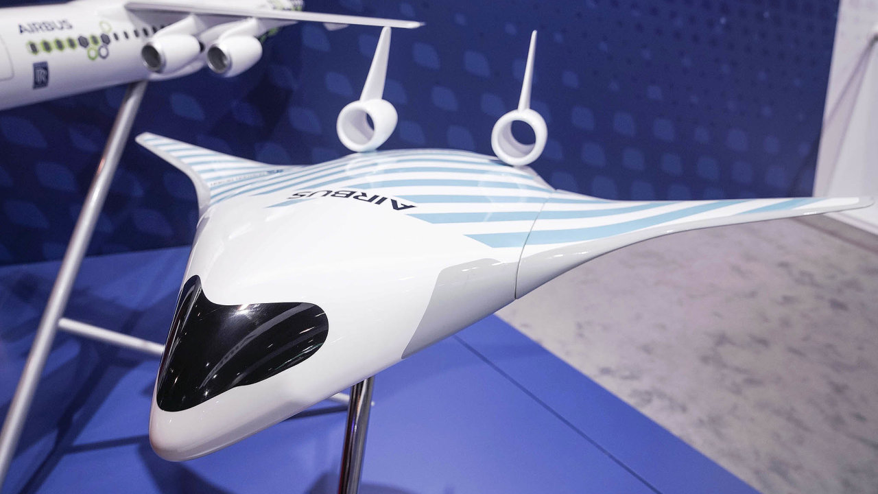 Airbus loni zaal novou koncepci civilnho letounu testovat namodelu soznaenm Maveric. Nyn ji pedstavil na leteckm veletrhu vSingapuru.