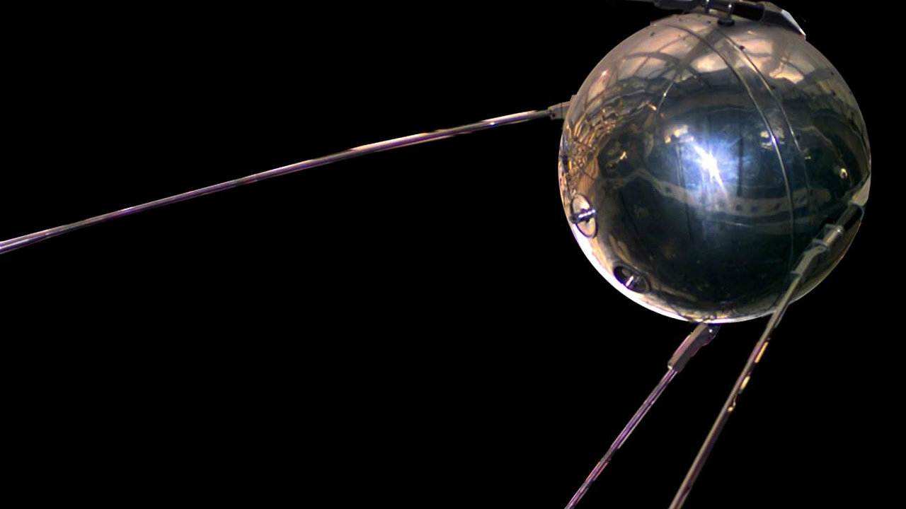 Odvrcen strana spchu. Vyputnm druice Sputnik 1 roku 1957 odstartovala vesmrn ra asouasn se zaal rodit problm svesmrnm smetm.