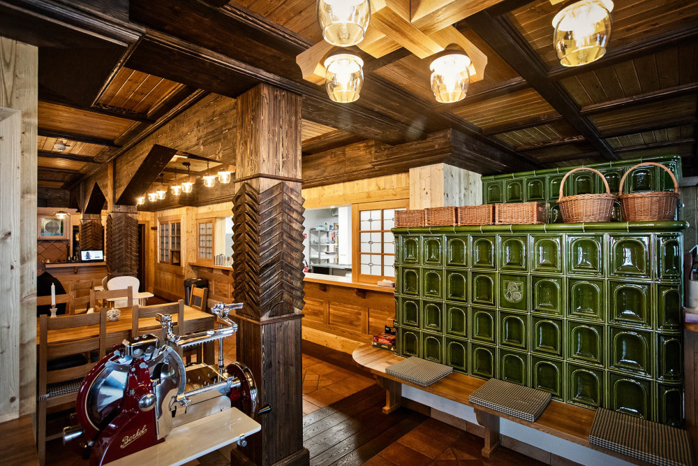 Interiér restaurace na Petrovce si zachoval původní ráz. Historické artefakty hned po koupi, podle pokynů památkářů, nechal Kovář uložit do depozitáře. Včetně vyřezávaných detailů, které nyní zdobí dělicí stěny mezi stoly.