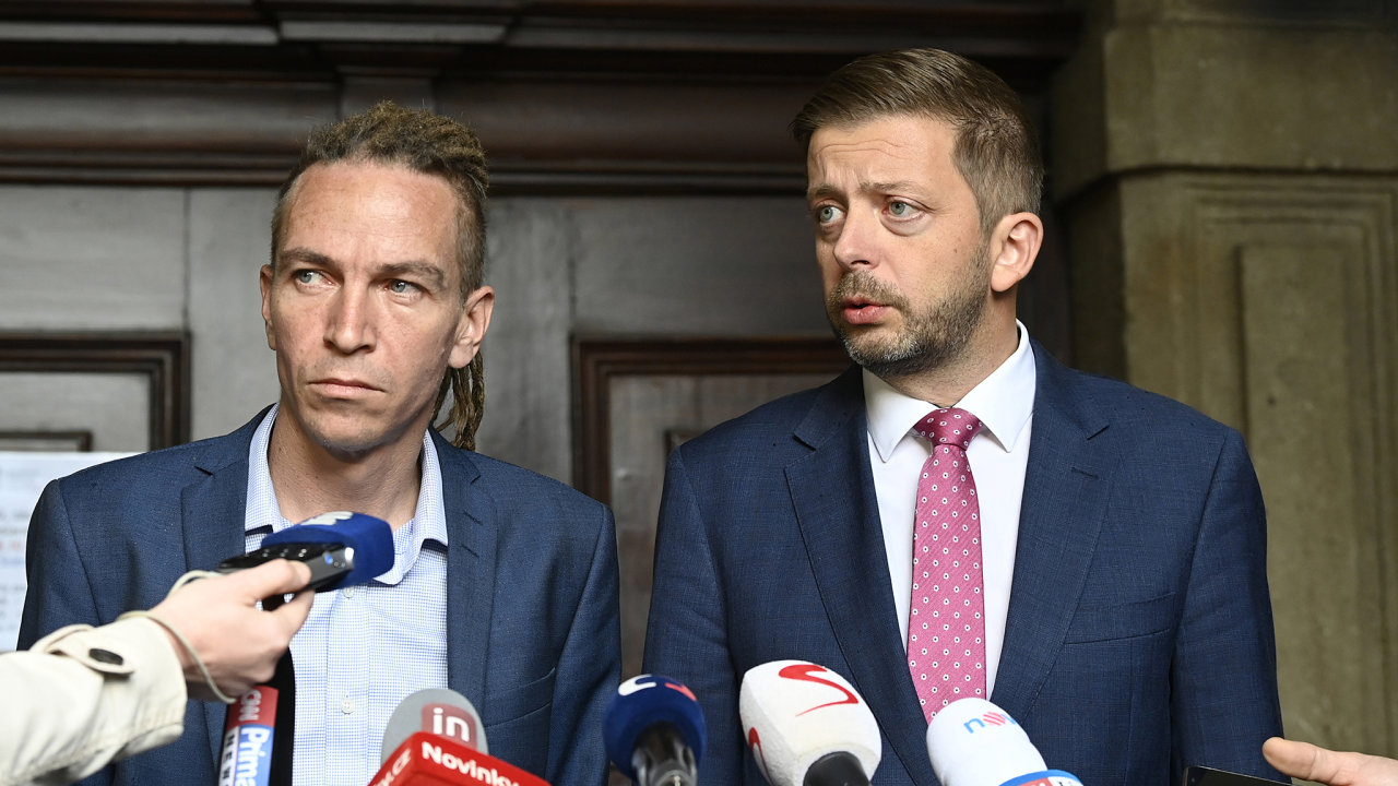 Do povolebního vyjednávání v Plzni museli zasáhnout straniètí lídøi Pirátù Ivan Bartoš (vlevo) a STAN Vít Rakušan. Jejich zastupitelé se chtìli totiž spojit s SPD.