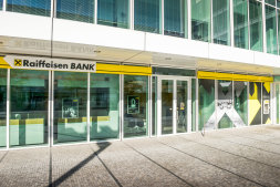 PobocESka Raiffeisenbank Zdroj Raiffeisenbank hlavniE foto 1