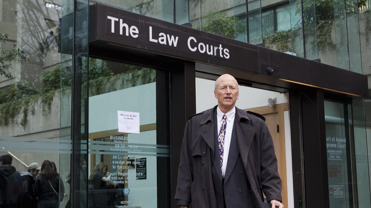 Advokt John Ince ped budovou Nejvyho soudu ve Vancouveru