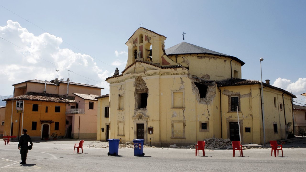 Kostel v italsk vesnici Paganica po zemtesen