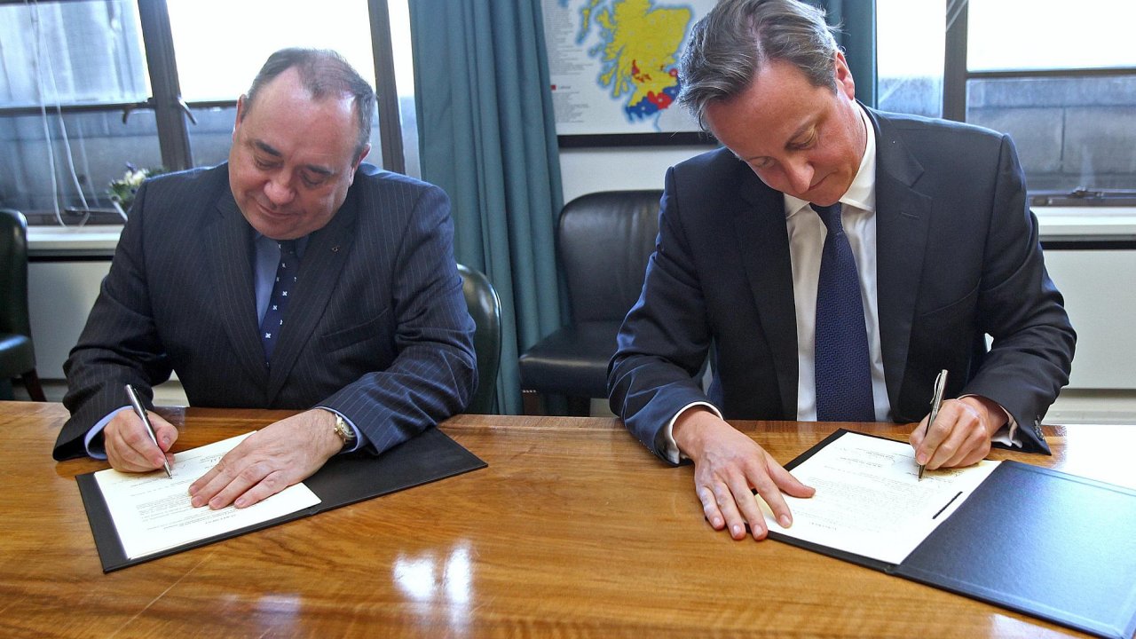 David Cameron a Alex Salmond podepisuj dohodu o referendu