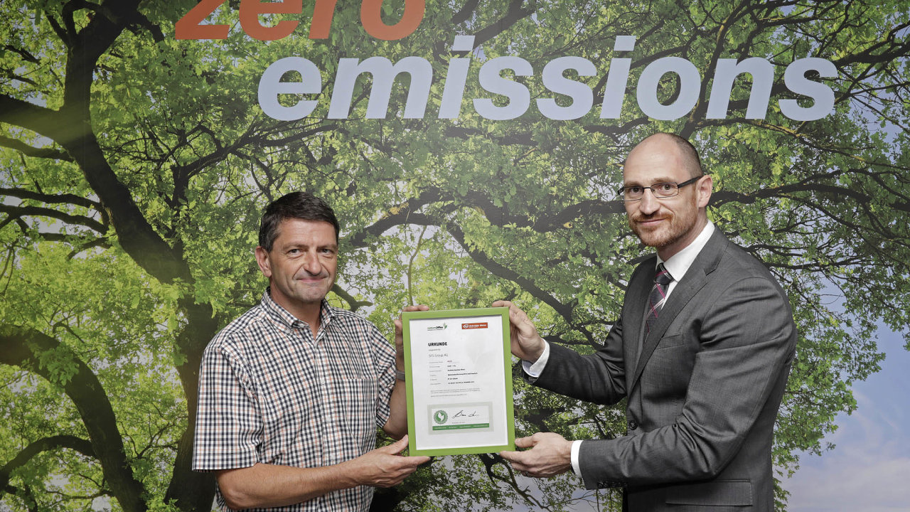 �editel obchodu a marketingu Gebr�der Weiss Jan Kodada (vpravo) p�ed�v� certifik�t zero emissions jednateli spole�nosti SFS Group panu Guillaume Pasquierovi (vlevo).