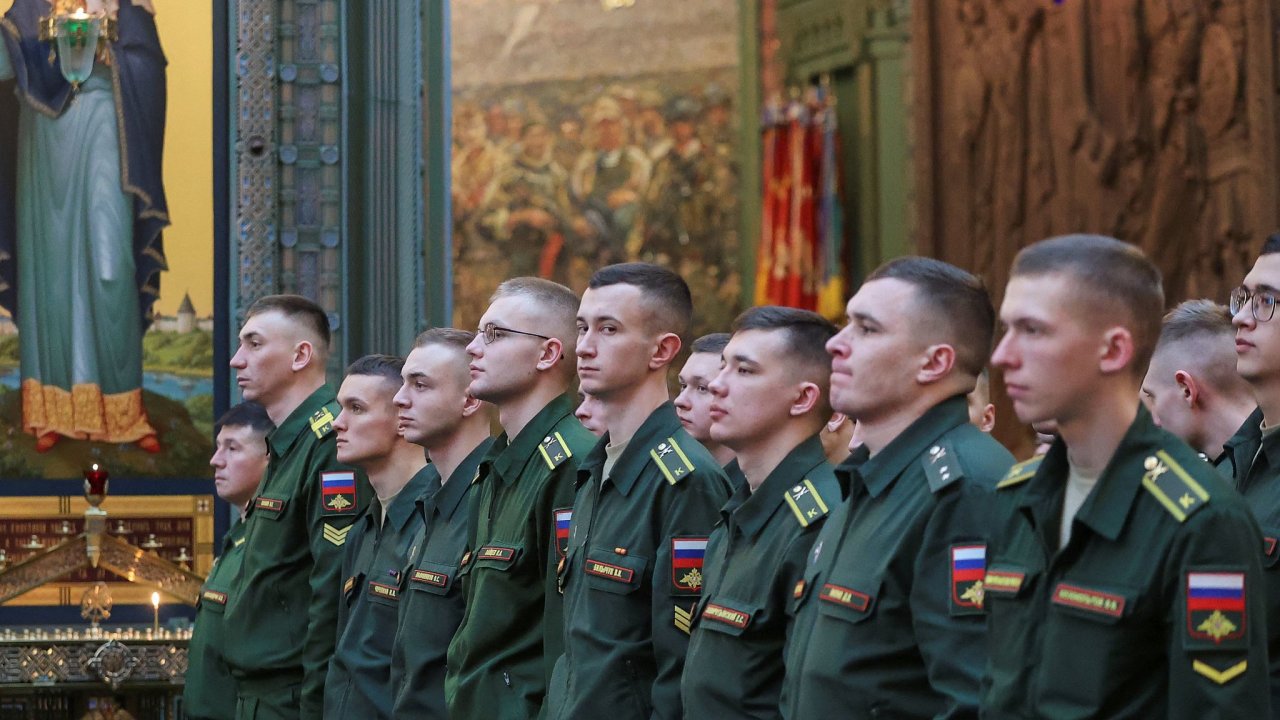 Rut vojci v chrmu Kristova vzken u Moskvy. Jde o hlavn kostel ozbrojench sil Ruska.