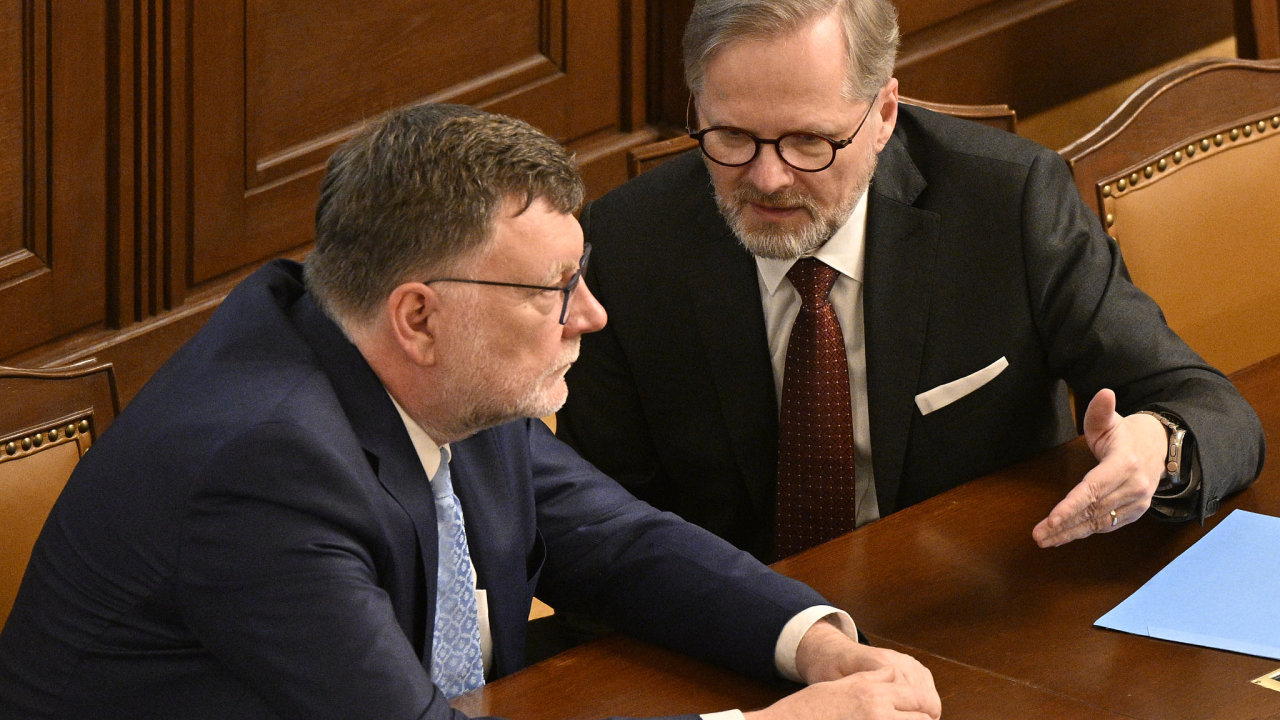 Ministr financí Zbyněk Stanjura a premiér Petr Fiala.