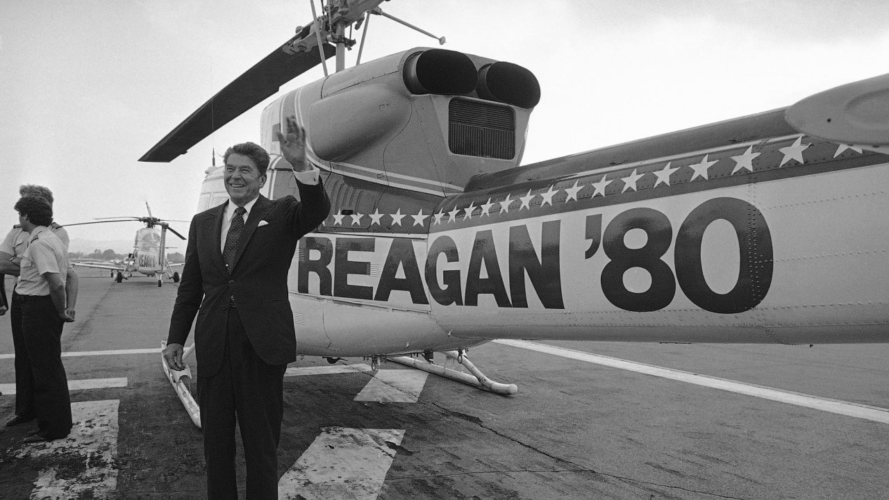 Ronald Reagan mv davu po pistn svho vrtulnku na letiti Van Nuys v Kalifornii, pondl 14. jna 1980.