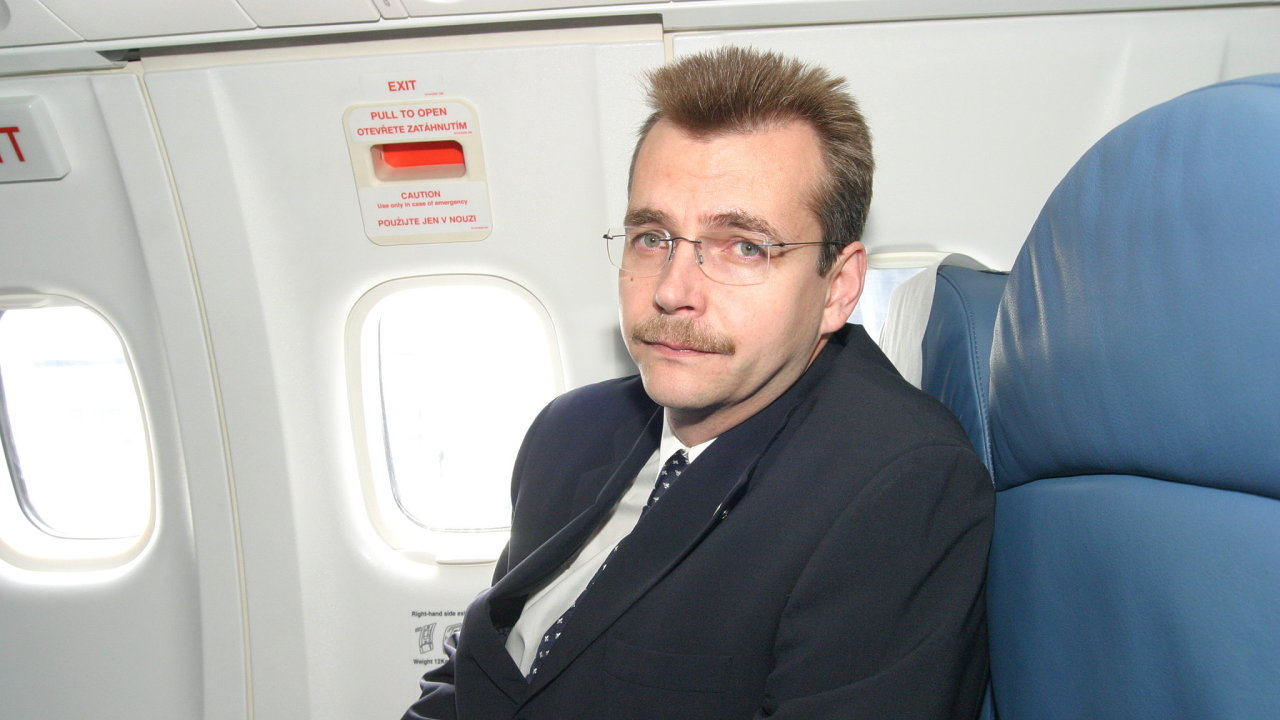 Rozmach pedchz pd. Jaroslav Tvrdk, prezident SA, na konci jara roku 2004 zapzoval fotografm pi ktu novho letadla Airbus. Kvalitn stroje, jen jich Tvrdk koupil a moc..