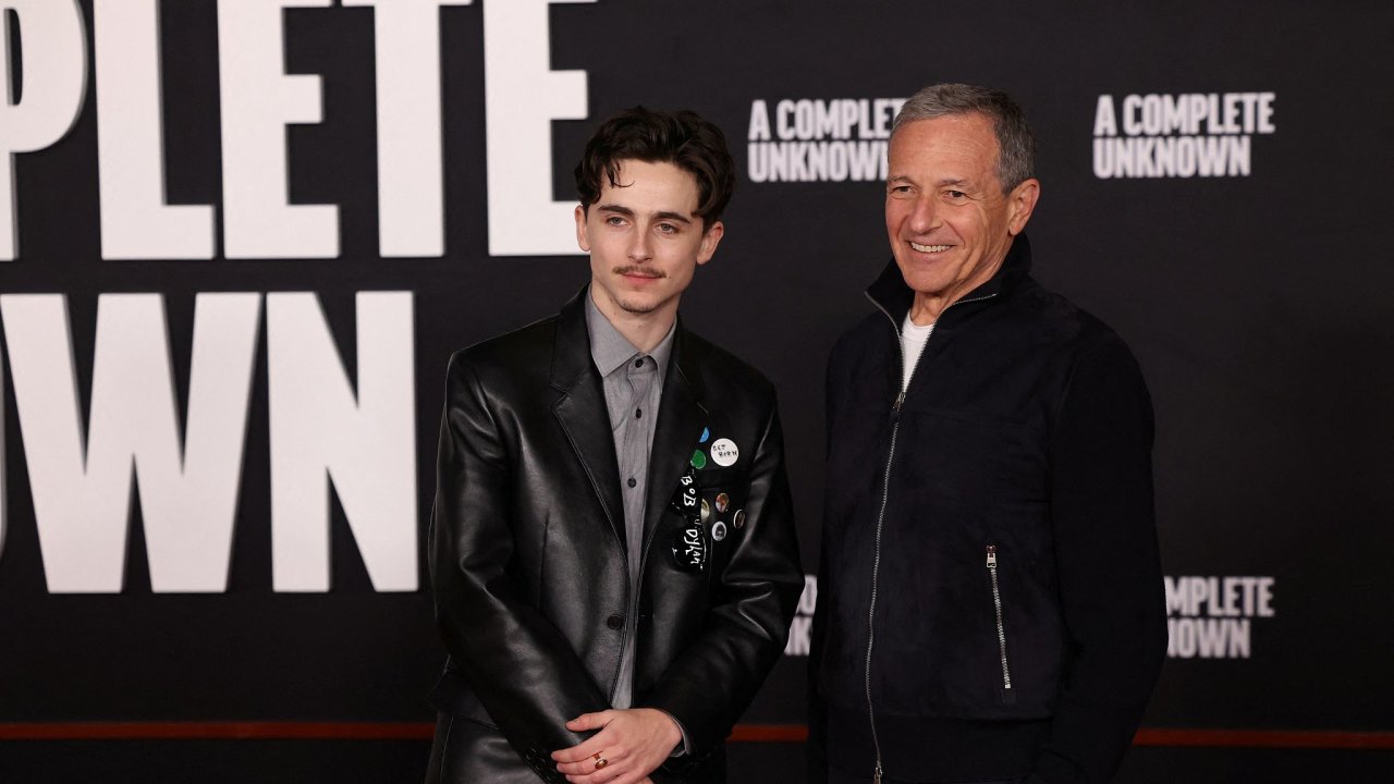 Bob Iger (vpravo) m bt v pozici vkonnho editele Disney nejmn do roku 2026. Na snmku pzuje s hercem Timothem Chalametem na premie filmu Bob Dylan: pln neznm z produkce Disney.
