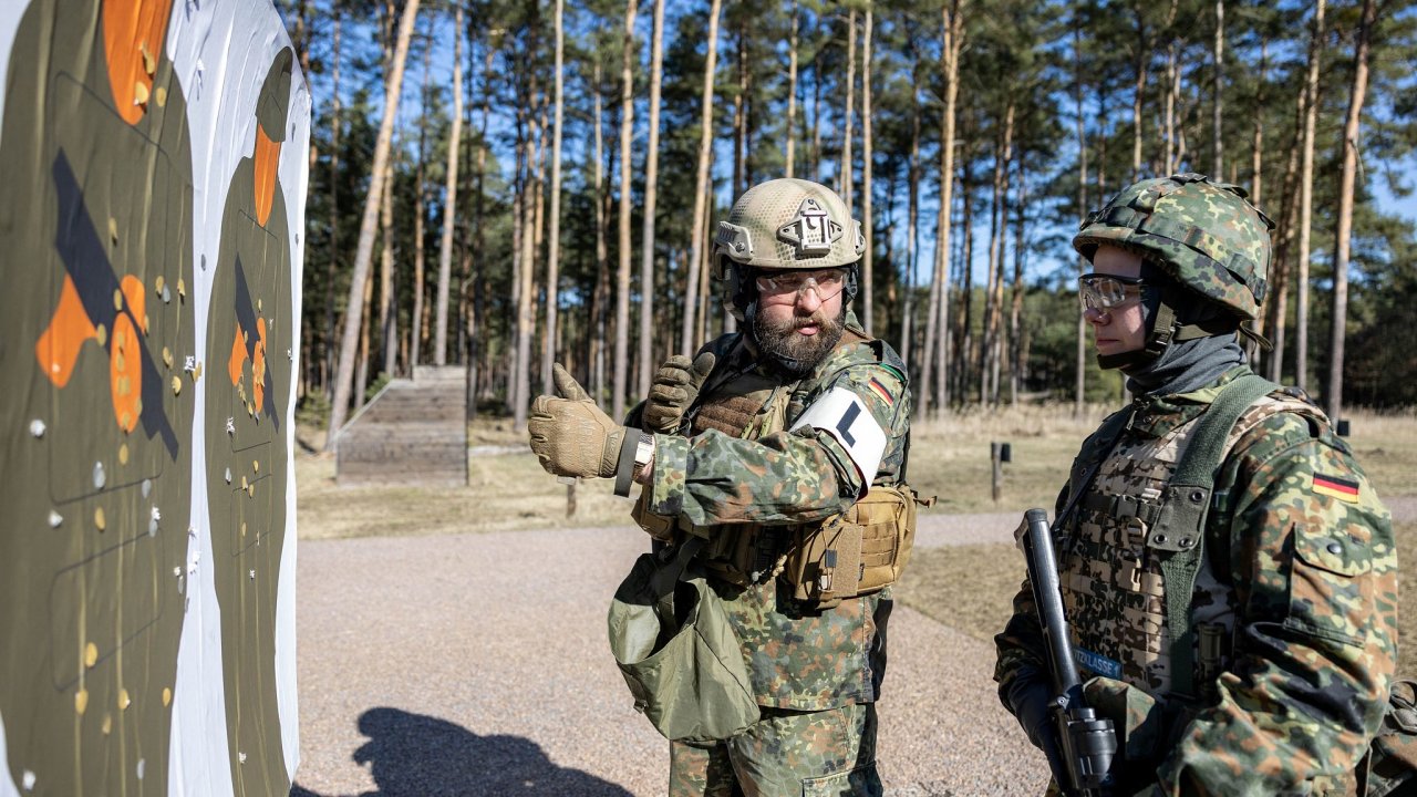 Pslunci zloh nmeckho Bundeswehru bhem steleckho vcviku u Berlna ped nkolika dny.