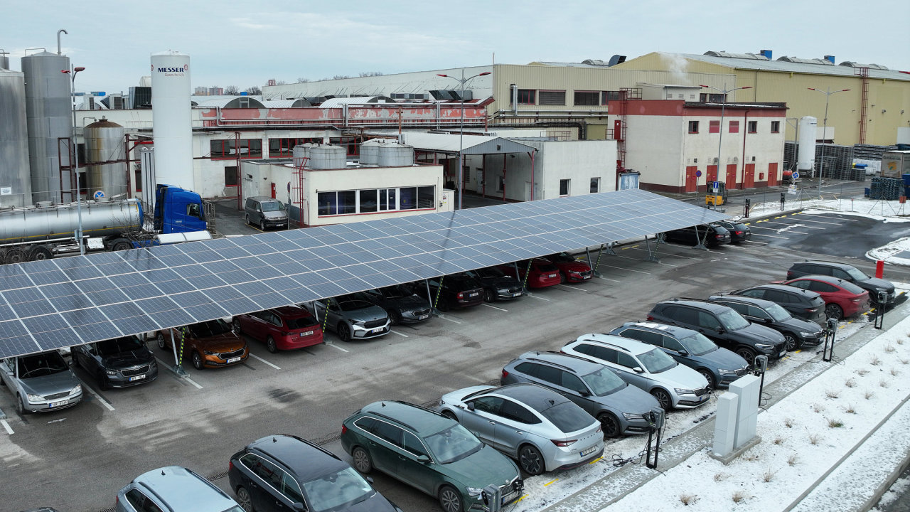 Spolenost Coca-Cola na svm parkoviti v praskch Kyjch postavila carport, tedy fotovoltaiku chrnc parkovac stn. Nyn m instalovan vkon tm 50 kWp a brzy jej roz o dalch 210 kWp.