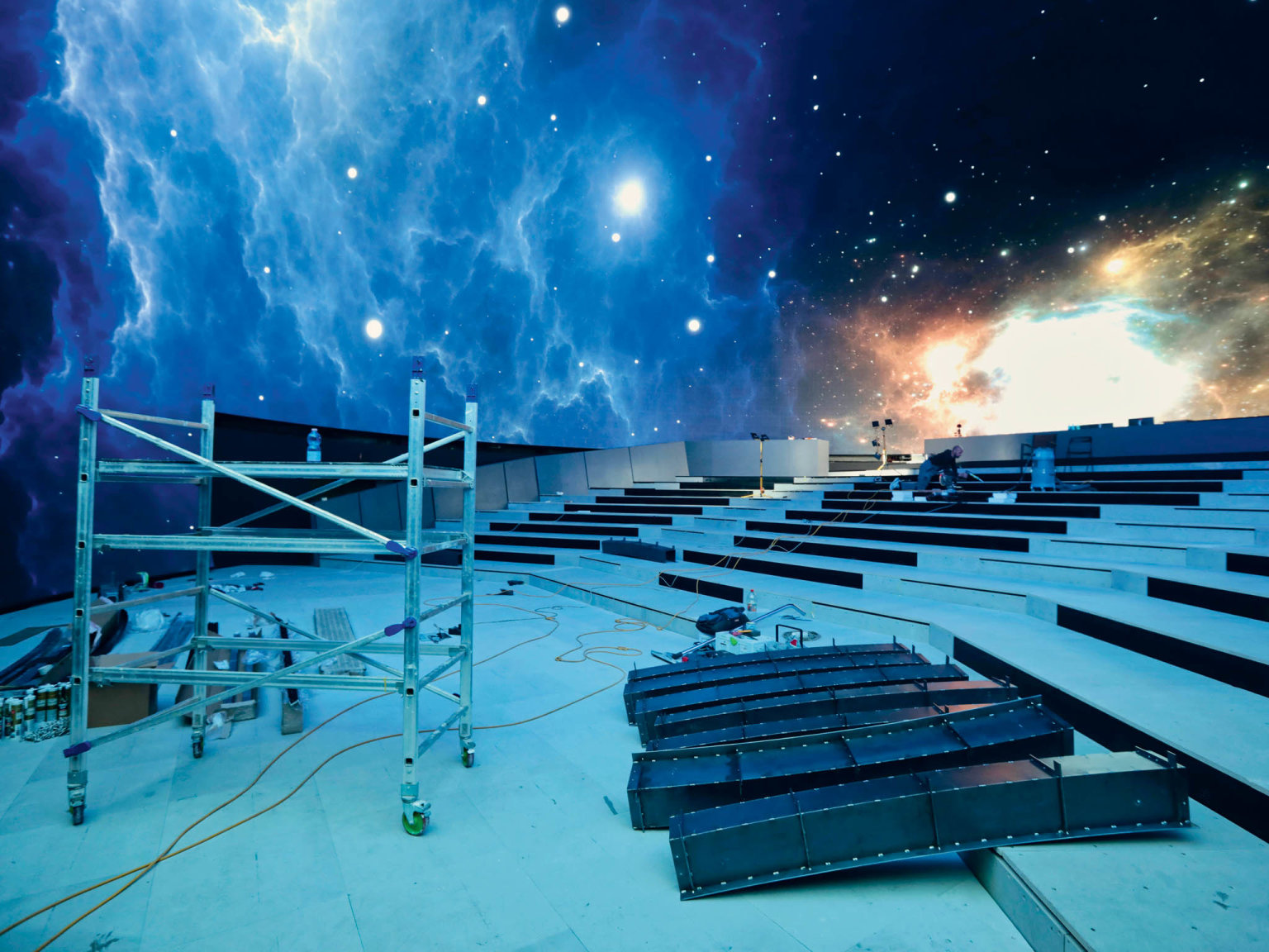 Pro lepší zážitky. Kopule pražského planetária je již vybavena novým LED displejem s rozlišením 8K+ a více než čtyřiceti pěti miliony svítících bodů. Zbývá už jen doplnit sedačky. (Foto: Libor Fojtík) Pro lepší zážitky. Kopule pražského planetária je již vybavena novým LED displejem s rozlišením 8K+ a více než čtyřiceti pěti miliony svítících bodů. Zbývá už jen doplnit sedačky.