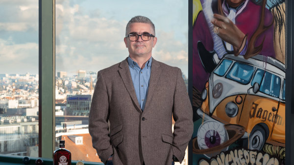 Gen Z tvrdí, že už tolik nepije, ale čísla to nepotvrzují. Mění se ale chutě i chování, říká šéf Jägermeisteru