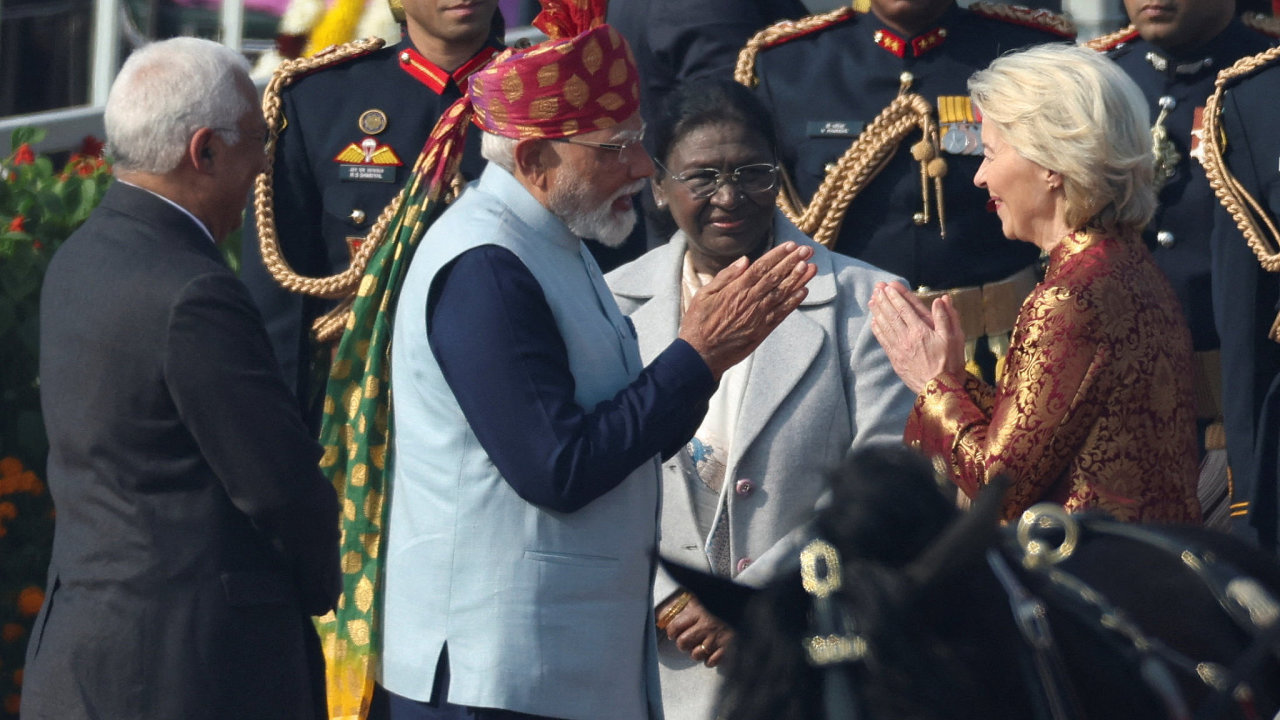 Indick� premi�r Nar�ndra M�d� se zdrav� s p�edsedkyn� Evropsk� komise Ursulou von der Leyenovou b�hem oslav st�tn�ho sv�tku 26. ledna v Nov�m Dill�.