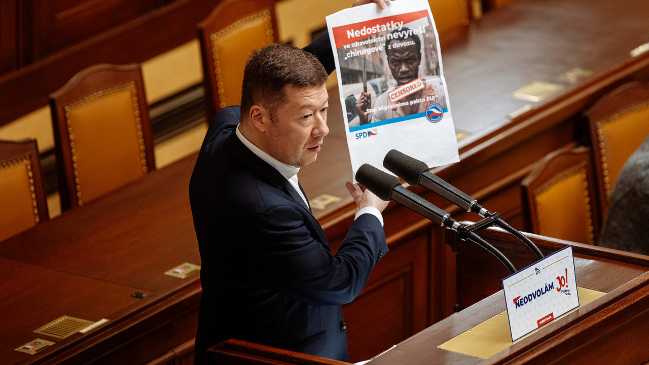 Tomio Okamura s nen�vistn�m plak�tem o �chirurgovi z dovozu� na jedn�n�...