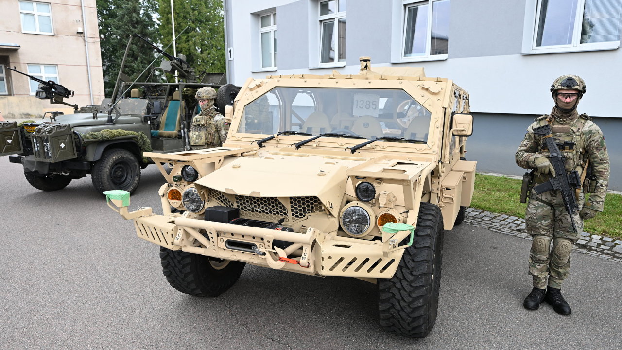 Slavnostn� odhalen� lehk�ch �to�n�ch vozidel FLYER 72 HD v Chrudimi.Tamn�...
