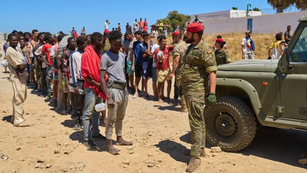 Migranti, kte�� p�e�li do �pan�lska z Maroka, stoj� ve front� na vodu...